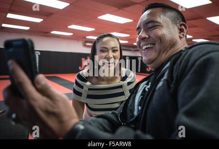 Albuquerque, New Mexico, USA. 31. Oktober 2015. Journal.MMA Fighter Michelle Waterson(Cq), links, nimmt ein Selbstporträt mit Brian Peyton(Cq) während der offenen Tür in der Jackson-Winkeljohn-Turnhalle Samstagmorgen. Albuquerque, New Mexico © Roberto E. Rosales/Albuquerque Journal/ZUMA Draht/Alamy Live-Nachrichten Stockfoto