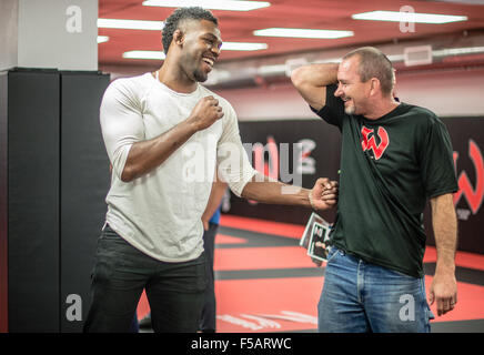 Albuquerque, New Mexico, USA. 31. Oktober 2015. Journal.UFC Kämpfer Jon Jones (Cq), links und Trainer Mike Winkeljohn(Cq) Witz herum während der offenen Tür in der Jackson-Winkeljohn-Turnhalle Samstagmorgen. Albuquerque, New Mexico © Roberto E. Rosales/Albuquerque Journal/ZUMA Draht/Alamy Live-Nachrichten Stockfoto