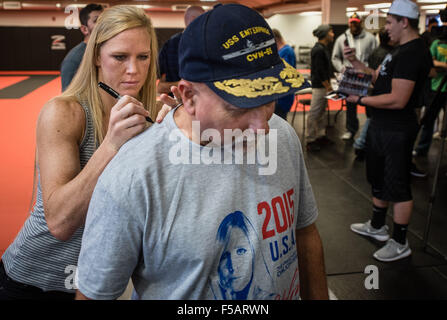 Albuquerque, New Mexico, USA. 31. Oktober 2015. Journal.MMA Kämpfer Holly Holm(Cq), singt links ein Hemd für John Everts(Cq) bei einem Open House in der Jackson-Winkeljohn-Turnhalle Samstagmorgen. Albuquerque, New Mexico © Roberto E. Rosales/Albuquerque Journal/ZUMA Draht/Alamy Live-Nachrichten Stockfoto