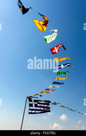 Griechische Flagge und festliche, als Dekoration einer lokalen griechisch-orthodoxen religiösen Feier, auf der Insel Limnos, Griechenland. Stockfoto