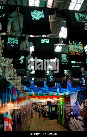 Designer T-Shirts auf dem Display auf einem Industriegebäude Außenposten, Kunst aus der Straßen-Ausstellung auf Cockatoo Island in Sydney. Stockfoto