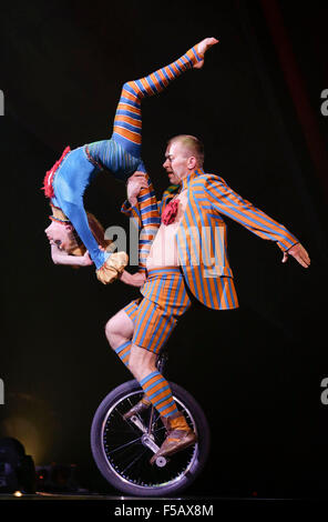 Peking, Kanada. 28. Oktober 2015. Eine vollständige Generalprobe in Vancouver, Kanada, 28. Oktober 2015 teilnehmen Künstlern des Cirque du Soleil. Künstler und Akrobaten des Cirque du Soleil-Show "Kooza" machte ihre letzte Generalprobe vor ihrer Vancouver-Tour, die am Donnerstag beginnt. © Liang Sen/Xinhua/Alamy Live-Nachrichten Stockfoto