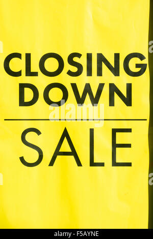 Tod von der High Street Metapher/Konzept. Gelbe Schließung Anmelden Shop Fenster. Metapher High Street Rezession, High Street Krise, Insolvenz. Stockfoto