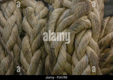 Nahaufnahme von Naturfaser/Faser/Seilhassen auf einer Dock-/Kaiseite. Nahaufnahme des Seils. Stockfoto