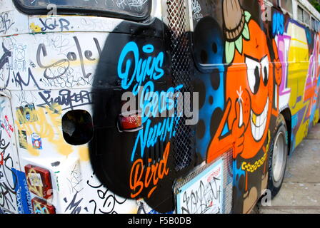 Graffiti auf Bus in Sydney, Australien. Stockfoto