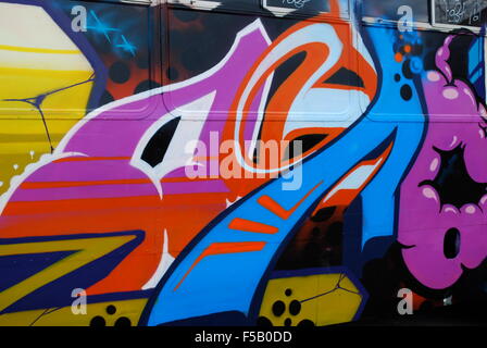 Graffiti auf Bus am Außenposten, Kunst aus der Straßen-Ausstellung auf Cockatoo Island in Sydney, Australien. Stockfoto