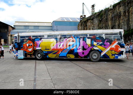 Graffiti auf Bus am Außenposten, Kunst aus der Straßen-Ausstellung auf Cockatoo Island in Sydney, Australien. Stockfoto