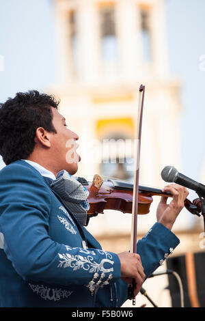 Mariachi Musiker singt zu einer Masse in der Plaza von Comala, Colima, Mexiko. Stockfoto