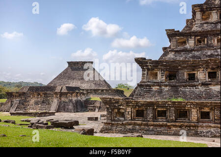 Halle 5 in der Ferne und die Nischen-Pyramide von Tajin, Ruinen von Veracruz in Mexiko. Stockfoto