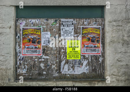 Tod von der High Street Metapher/Konzept - Verbrettert Fenster eines closed shop in Cambourne, Cornwall, als Gemeinschaft Billboard verwendet. Stockfoto