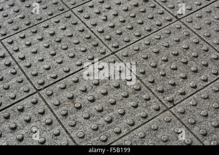 Platz Granit Pflaster Segmente in Cambourne, Cornwall. Metapher High Street abzulehnen, footfall sinken. Stockfoto