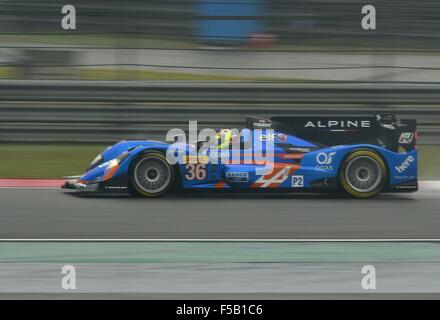 1. November 2015 - Shanghai, Volksrepublik China - N - 36 SIGNATECH ALPINE Frankreich. Alpine A450B - Nissan. Reifen Dunlop, Fahrer NELSON PANCIATICI (FRA), PAUL-LOUP CHATIN (FRA) und TOM DILLMANN (FRA). LE MANS PROTOTYP 2. Während den 6 Stunden von Shanghai in Shanghai International Circuit. © Marcio Machado/ZUMA Draht/Alamy Live-Nachrichten Stockfoto