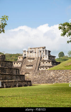 Vögel schweben in der Nähe der Nischen-Pyramide auf der Tajin Ruinen in Veracruz, Mexiko. Stockfoto