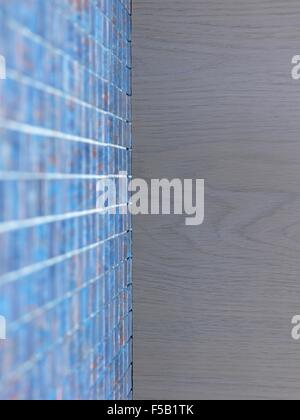 Eine Nahaufnahme der Fliesen im Bad Stockfoto