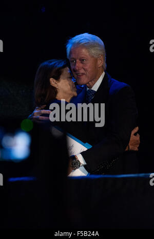 Tel Aviv, Tel Aviv Platz anlässlich des Jahrestages der Ermordung Rabins. 31. Oktober 2015. Ehemaliger US-Präsident Bill Clinton umarmt Dalia Rabin, Tochter des ehemaligen israelischen Ministerpräsidenten Yitzhak Rabin, bei einer Kundgebung auf dem Tel Aviv Platz anlässlich des Jahrestages der Ermordung Rabins, 31. Oktober 2015. Etwa 100.000 Israelis versammelten sich zum Gedenken an den 20. Jahrestag der Ermordung des ehemaligen Ministerpräsidenten Yitzhak Rabin am Samstagabend. © Li Rui/Xinhua/Alamy Live-Nachrichten Stockfoto