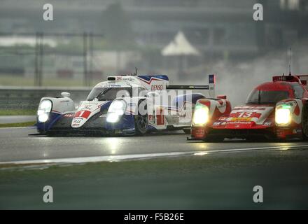 1. November 2015 - Shanghai, Volksrepublik China - N - 01 TOYOTA RACING Japan. Toyota TS040-Hybrid, Reifen Michelin. Fahrer ANTHONY DAVIDSON (GBR), Sébastien BUEMI (CHE) und KAZUKI NAKAJIMA (JPN). LE-MANS-PROTOTYPEN 1. Während den 6 Stunden von Shanghai in Shanghai International Circuit. © Marcio Machado/ZUMA Draht/Alamy Live-Nachrichten Stockfoto