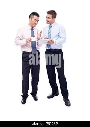 asiatische und kaukasischen Geschäftsleute eine Diskussion Stockfoto