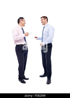 asiatische und kaukasischen Geschäftsleute eine Diskussion Stockfoto