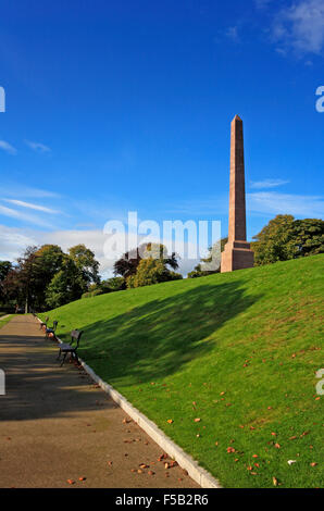 Ein Blick auf die Sir James McGrigor Denkmal Obelisk in Duthie Park, Aberdeen, Schottland, Großbritannien. Stockfoto