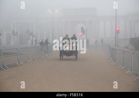 Hyde Park London, UK, 1. November 2015, Autos überlassen Hyde Park Corner im Nebel für die jährlichen London Brighton Veteran Auto Kredit laufen: Keith Larby/Alamy Live News Stockfoto