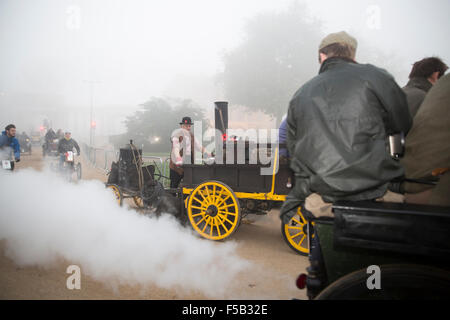 Hyde Park London, UK, 1. November 2015, Autos überlassen Hyde Park Corner im Nebel für die jährlichen London Brighton Veteran Auto Kredit laufen: Keith Larby/Alamy Live News Stockfoto