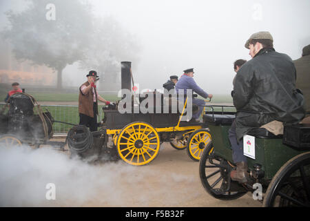 Hyde Park London, UK, 1. November 2015, Autos überlassen Hyde Park Corner im Nebel für die jährlichen London Brighton Veteran Auto Kredit laufen: Keith Larby/Alamy Live News Stockfoto