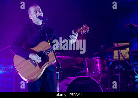 Turin, Italien. 31. Oktober 2015. Italienische Sängerin Raffaele Riefoli, aka Raf, live gespielt mit seiner "Sono Io-Tour" im Kolosseum-Theater. © Elena Aquila/Pacific Press/Alamy Live-Nachrichten Stockfoto