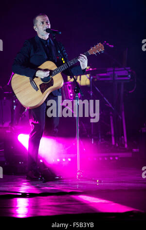 Turin, Italien. 31. Oktober 2015. Italienische Sängerin Raffaele Riefoli, aka Raf, live gespielt mit seiner "Sono Io-Tour" im Kolosseum-Theater. © Elena Aquila/Pacific Press/Alamy Live-Nachrichten Stockfoto