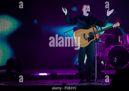 Turin, Italien. 31. Oktober 2015. Italienische Sängerin Raffaele Riefoli, aka Raf, live gespielt mit seiner "Sono Io-Tour" im Kolosseum-Theater. © Elena Aquila/Pacific Press/Alamy Live-Nachrichten Stockfoto