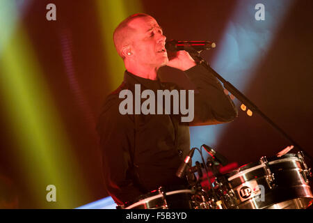 Turin, Italien. 31. Oktober 2015. Italienische Sängerin Raffaele Riefoli, aka Raf, live gespielt mit seiner "Sono Io-Tour" im Kolosseum-Theater. © Elena Aquila/Pacific Press/Alamy Live-Nachrichten Stockfoto