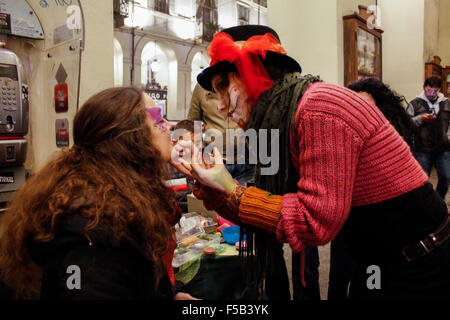 Turin, Italien. 31. Oktober 2015. Ein Mädchen einem anderen Mädchen für Halloween Make-up. © Elena Aquila/Pacific Press/Alamy Live-Nachrichten Stockfoto