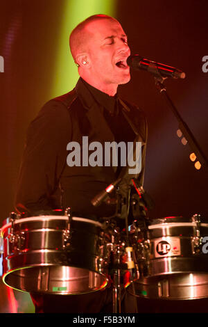 Turin, Italien. 31. Oktober 2015. Italienische Sängerin Raffaele Riefoli, aka Raf, live gespielt mit seiner "Sono Io-Tour" im Kolosseum-Theater. © Elena Aquila/Pacific Press/Alamy Live-Nachrichten Stockfoto