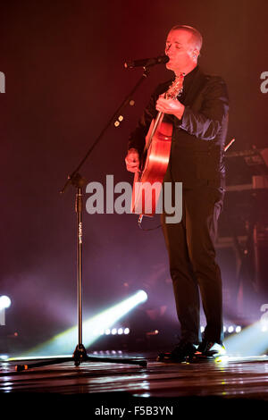 Turin, Italien. 31. Oktober 2015. Italienische Sängerin Raffaele Riefoli, aka Raf, live gespielt mit seiner "Sono Io-Tour" im Kolosseum-Theater. © Elena Aquila/Pacific Press/Alamy Live-Nachrichten Stockfoto