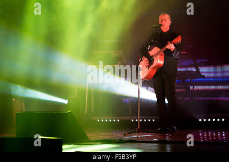 Turin, Italien. 31. Oktober 2015. Italienische Sängerin Raffaele Riefoli, aka Raf, live gespielt mit seiner "Sono Io-Tour" im Kolosseum-Theater. © Elena Aquila/Pacific Press/Alamy Live-Nachrichten Stockfoto