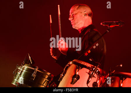 Turin, Italien. 31. Oktober 2015. Italienische Sängerin Raffaele Riefoli, aka Raf, live gespielt mit seiner "Sono Io-Tour" im Kolosseum-Theater. © Elena Aquila/Pacific Press/Alamy Live-Nachrichten Stockfoto