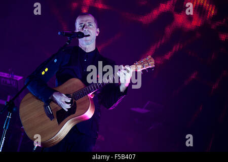 Turin, Italien. 31. Oktober 2015. Italienische Sängerin Raffaele Riefoli, aka Raf, live gespielt mit seiner "Sono Io-Tour" im Kolosseum-Theater. © Elena Aquila/Pacific Press/Alamy Live-Nachrichten Stockfoto