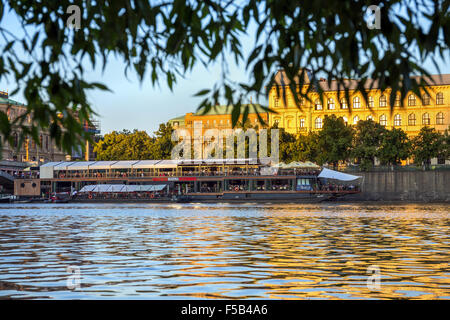 Schwimmendes Boot-Restaurant in der Altstadt am Fluss Vltava Prag, Tschechien, Zentraleuropa Stockfoto