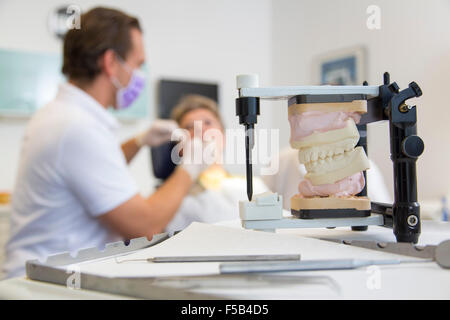 Zahnarztpraxis, Zahnarzt, Assistentin und älteren Patienten, zahnärztliche Behandlung, Vorbeugung, Untersuchung, Check-up, Zahnersatz-Modell, Stockfoto
