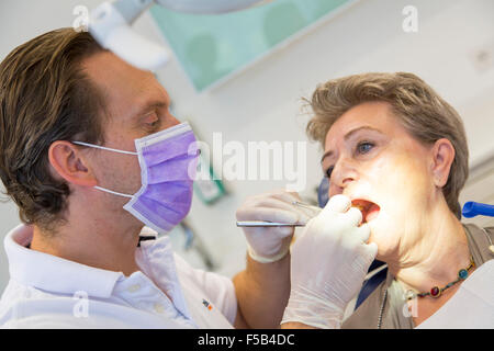 Zahnarztpraxis, Zahnarzt, Assistentin und älteren Patienten, zahnärztliche Behandlung, Vorbeugung, Untersuchung, Check-up, Stockfoto