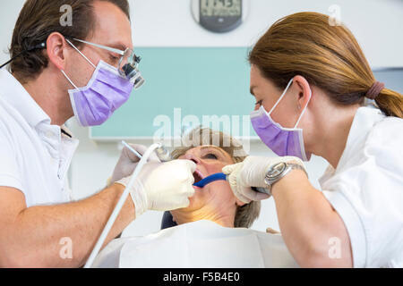 Zahnarztpraxis, Zahnarzt, Assistentin und älteren Patienten, zahnärztliche Behandlung, Vorbeugung, Untersuchung, Check-up, Stockfoto