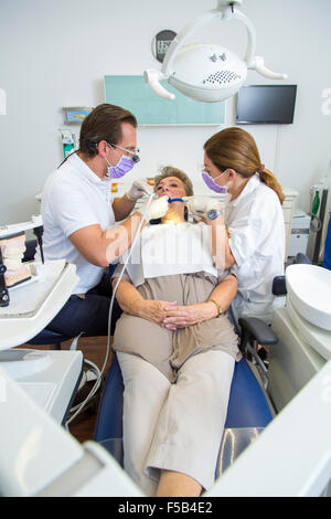 Zahnarztpraxis, Zahnarzt, Assistentin und älteren Patienten, zahnärztliche Behandlung, Vorbeugung, Untersuchung, Check-up, Stockfoto