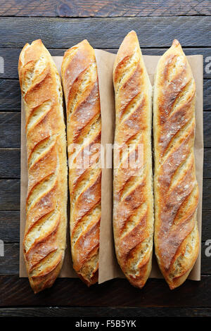 französisches Brot auf Brettern, Lebensmittel-Draufsicht Stockfoto