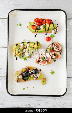 Bruschetta mit frischem Gemüse, Lebensmittel-Draufsicht Stockfoto