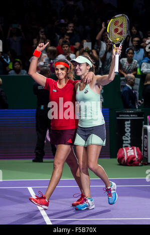 Martina Hingis / Sania Mirza feiern nach dem Gewinn der Doppel Finale der BNP Paribas WTA Finale Singapur 2015 an Singapore Indoor Stadium, Singapore, 1. November 2015 Stockfoto