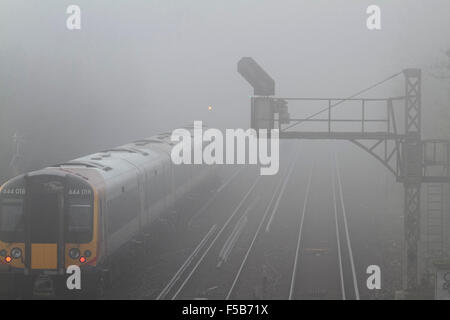 Wimbledon London, UK. 1. November 2015. Pendler-Züge Reisen durch dichten Nebel an einem kalten Novembermorgen Credit: Amer Ghazzal/Alamy Live-Nachrichten Stockfoto
