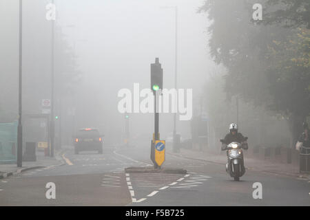 Wimbledon London, UK. 1. November 2015. Pendler-Züge Reisen durch dichten Nebel an einem kalten Novembermorgen Credit: Amer Ghazzal/Alamy Live-Nachrichten Stockfoto