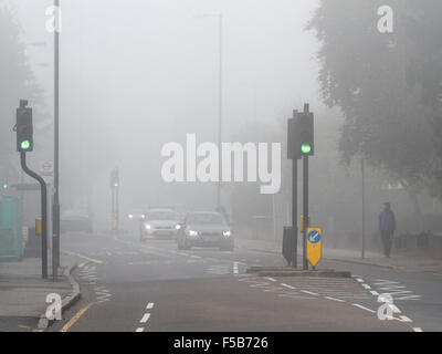 Wimbledon London, UK. 1. November 2015. Pendler-Züge Reisen durch dichten Nebel an einem kalten Novembermorgen Credit: Amer Ghazzal/Alamy Live-Nachrichten Stockfoto