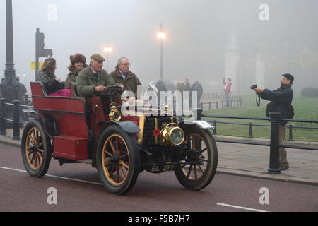 London, UK. 1. November 2015. 1901 Panhard et Levassor Tonneau angetrieben durch John Hickman Credit: MARTIN DALTON/Alamy Live News Stockfoto