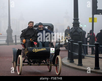 London, UK. 1. November 2015. 1902 Oldsmobile Curved Dash angetrieben von Jack Meredith Credit: MARTIN DALTON/Alamy Live News Stockfoto