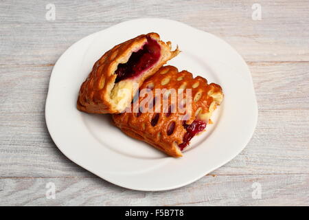 Feingebäck. Apple und Blueberry Blätterteig. Stockfoto